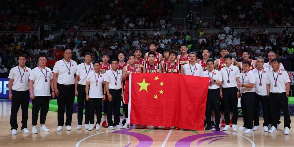 开云平台-朱芳雨：这支中国男篮又让我热血澎湃 曾经的男篮精神又回来了