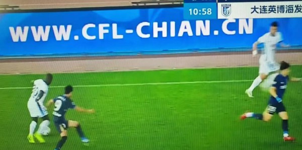 kaiyun-有些离谱，中超广告牌上中足联网址中的“CHINA”字样被拼错