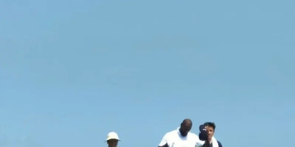 开云平台-詹姆斯中国行开幕前夕于上海某高尔夫球场私训