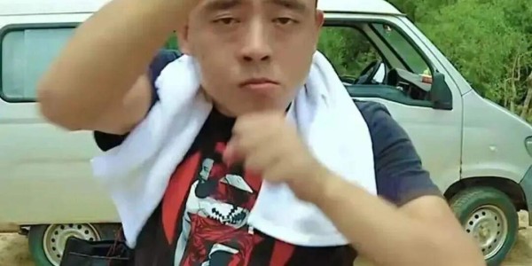 劣迹网红出逃海外捞金，越封杀越猖狂