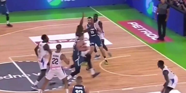 开云app-湖人欣喜若狂！东契奇灵动突破直闯禁区 多人合围中脑后妙传惊艳全场