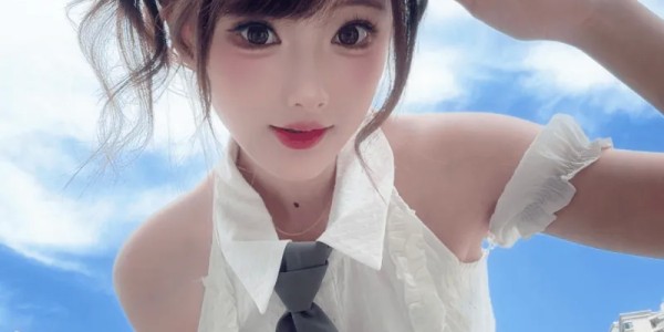 开云体育-解说琪琪发布写真：甜甜的出现一下