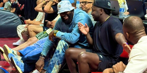 开云体育-开拓者队记：勒布朗·詹姆斯正在马克中心场边等待，等着看杨瀚森的比赛