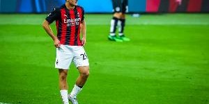 记者：科隆博离开米兰训练营返回意大利，他将接受热那亚体检