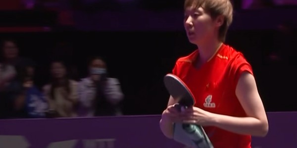 kaiyun-王曼昱3-2早田希娜晋级八强！二四局完美调整，第五局旋转压制！