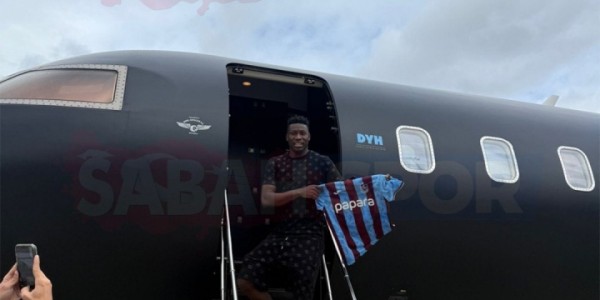 只差官宣！曼联门将奥纳纳落地土耳其，在飞机前展示特拉布宗球衣