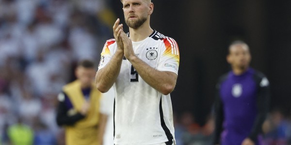 我刚提的新车啊！跟队记者：米兰新援菲尔克鲁格一根脚趾骨折